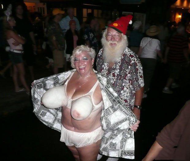 старуха с огромными грудями - Эроприколы