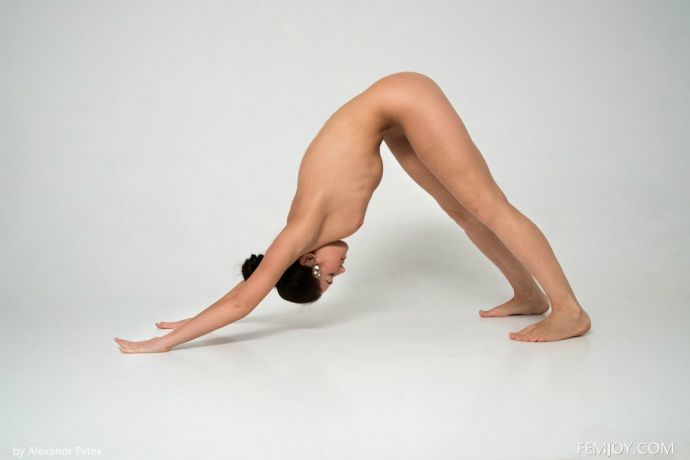 Bree H разделась и занялась йогой