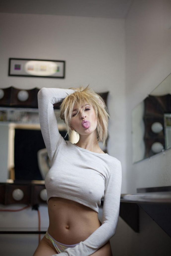 Девушки в мокрой и прозрачной одежде