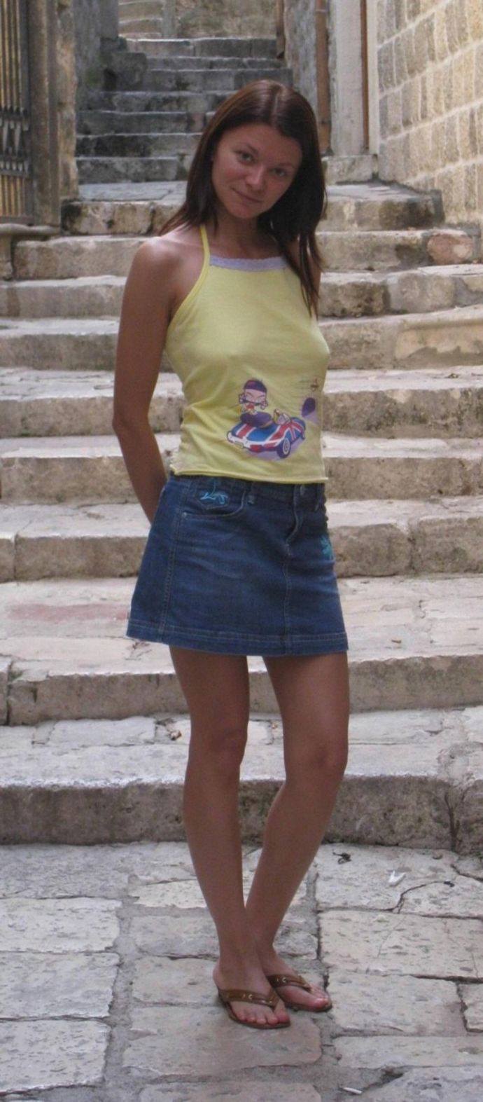 Девушки в мокрой и прозрачной одежде