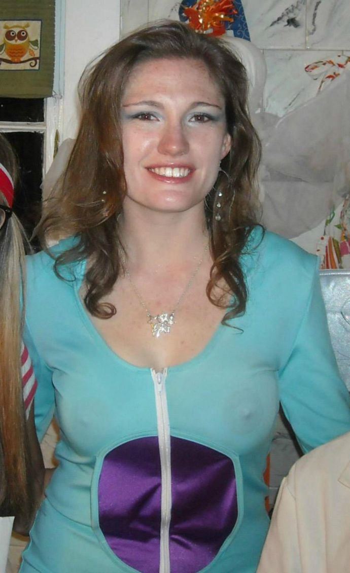 Девушки в мокрой и прозрачной одежде