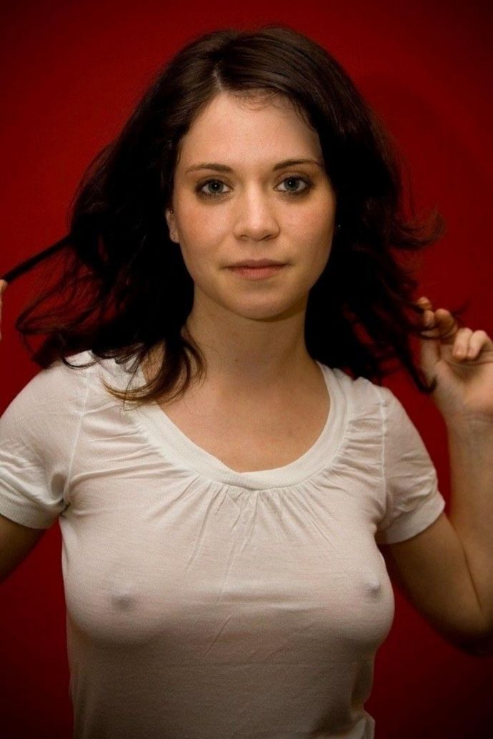 Девушки в мокрой и прозрачной одежде