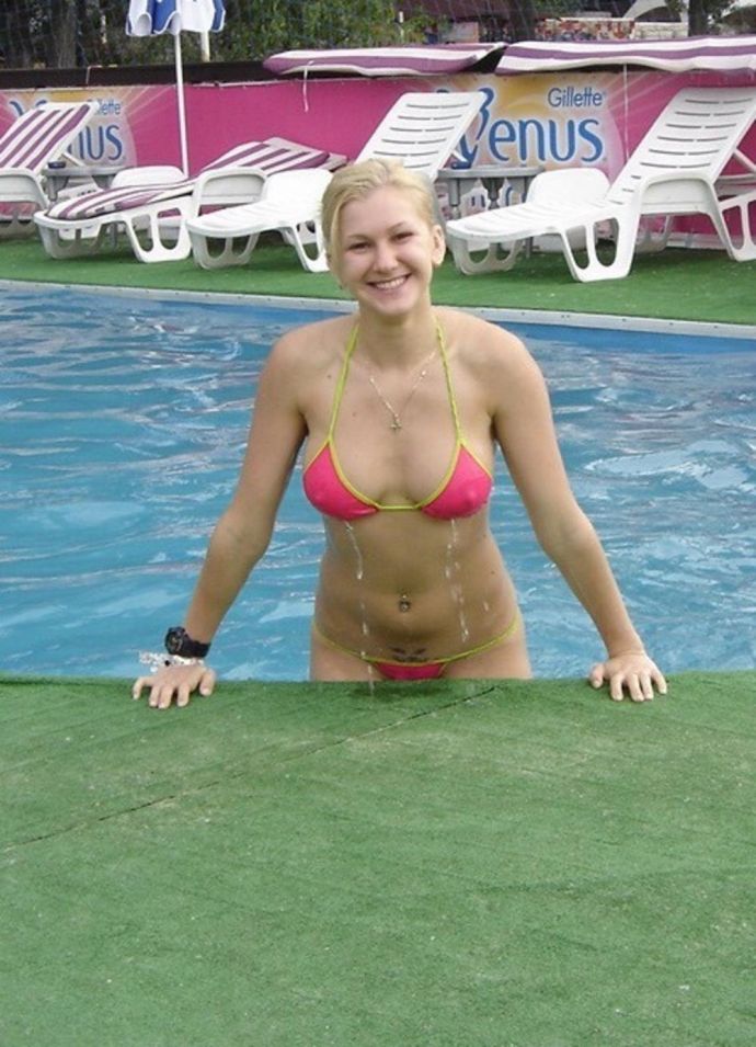 Девушки в мокрой и прозрачной одежде