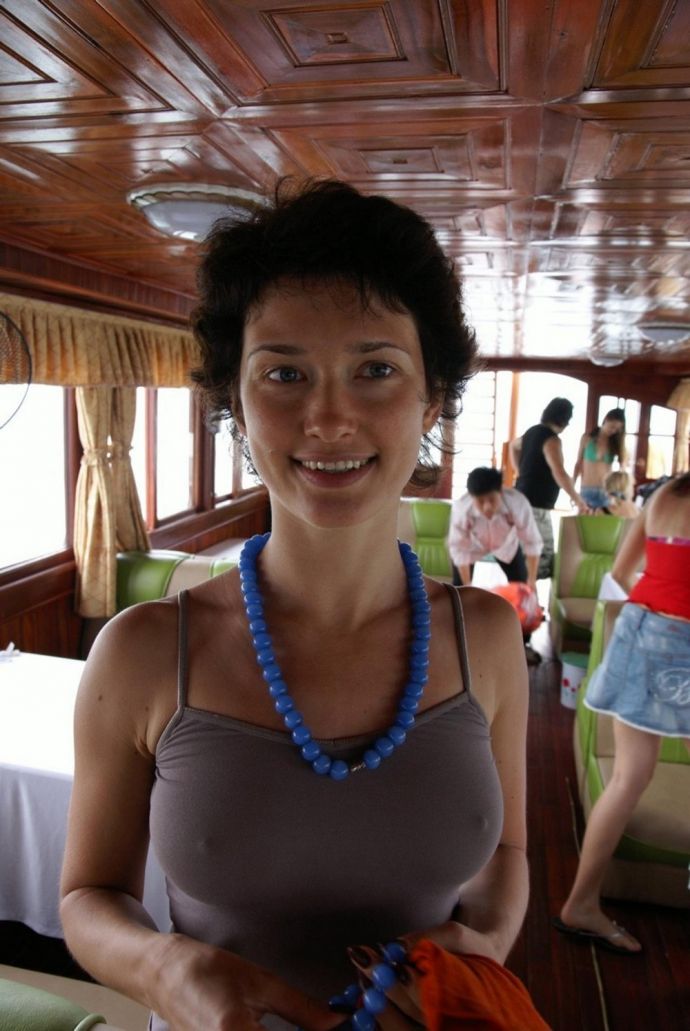 Девушки в мокрой и прозрачной одежде