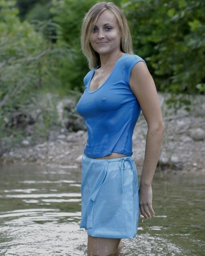 Девушки в мокрой и прозрачной одежде