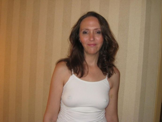 Девушки в мокрой и прозрачной одежде