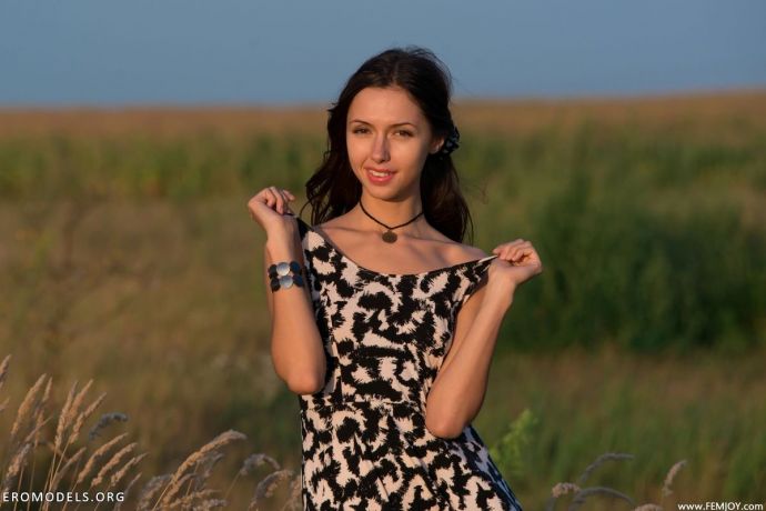 Молодая краля голая в поле