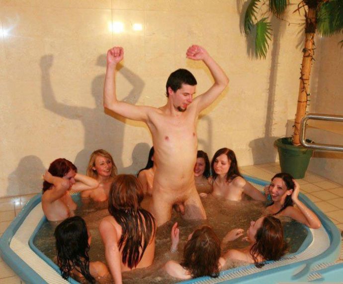 Показала жопу всему пляжу - Эроприколы