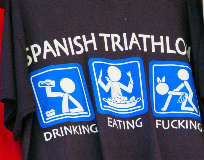 Сиськи, которые отвисли до колен - Эроприколы