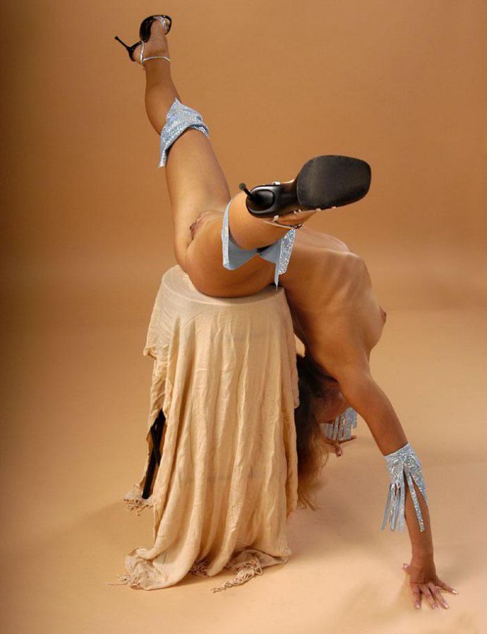 Задрала юбку при людях - Эроприколы