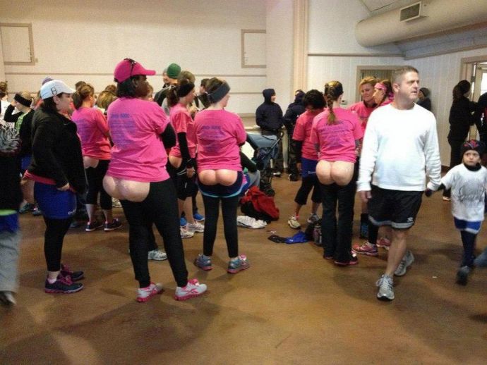 Задрала юбку при людях - Эроприколы