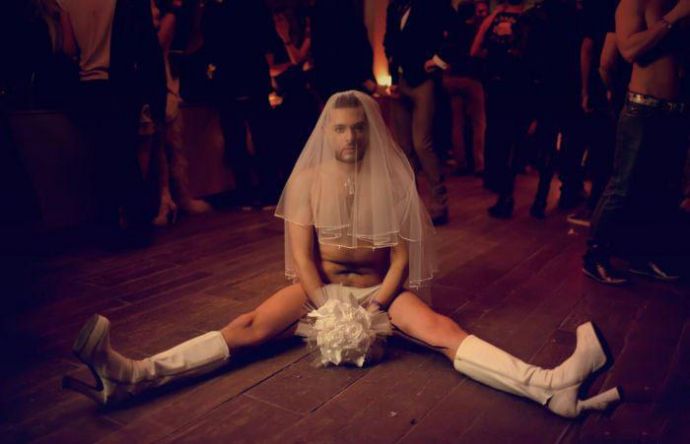 Задрала юбку при людях - Эроприколы