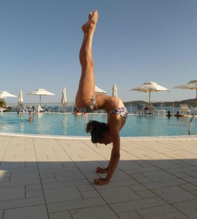 Задрала юбку при людях - Эроприколы