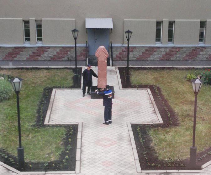 Задрала юбку при людях - Эроприколы