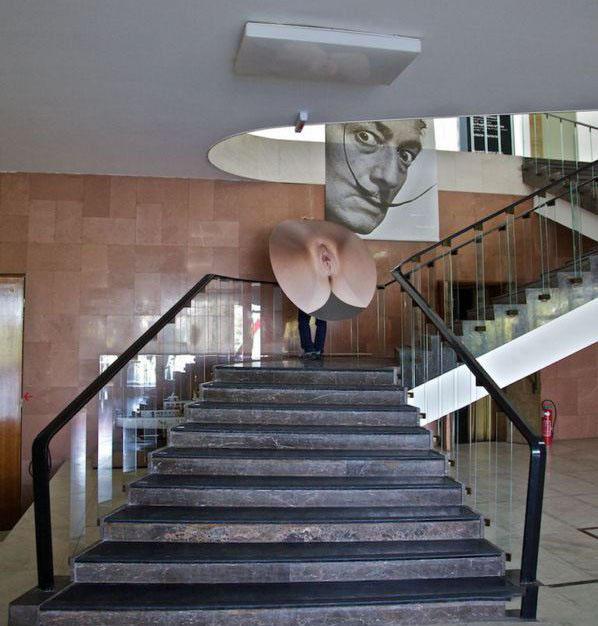 Задрала юбку при людях - Эроприколы