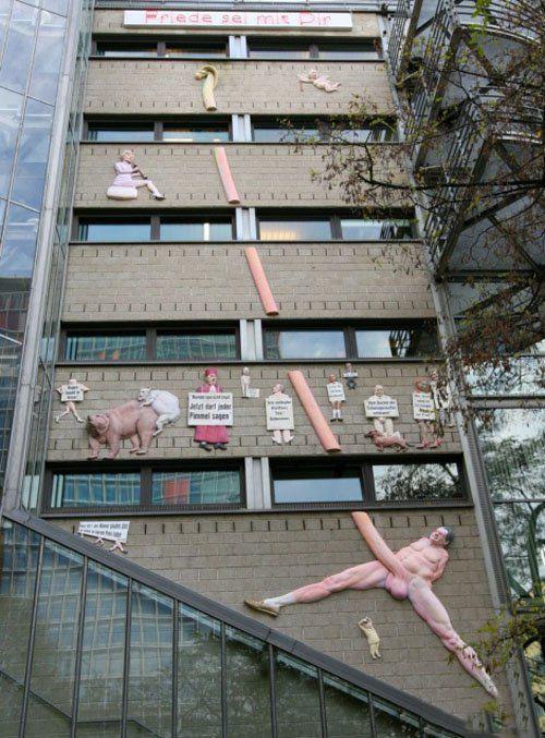 Задрала юбку при людях - Эроприколы