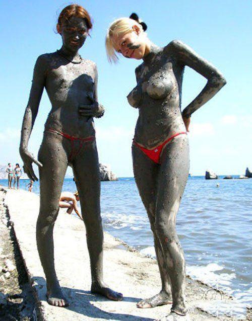 Задрала юбку при людях - Эроприколы