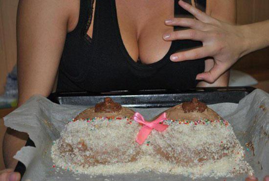 Задрала юбку при людях - Эроприколы