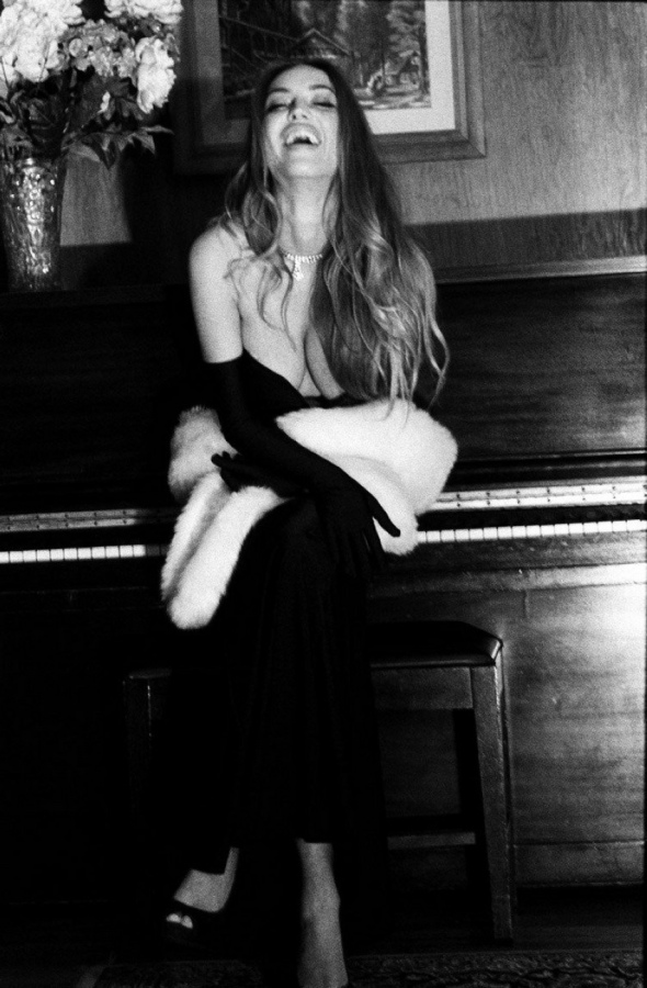 Чарли Риина в черно белом цвете