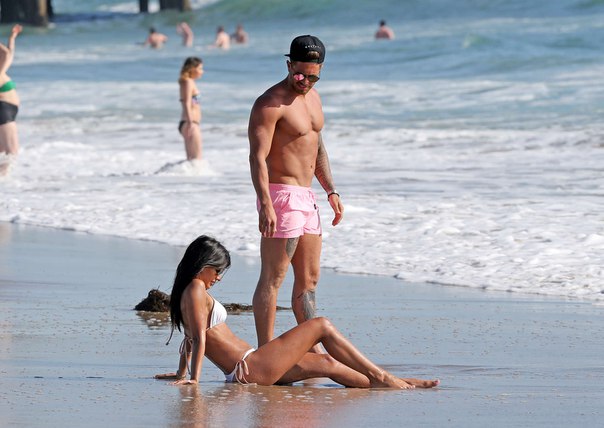 Джасмин Валия (Jasmin Walia) в бикини на пляже