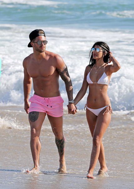 Джасмин Валия (Jasmin Walia) в бикини на пляже