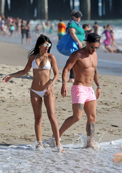 Джасмин Валия (Jasmin Walia) в бикини на пляже