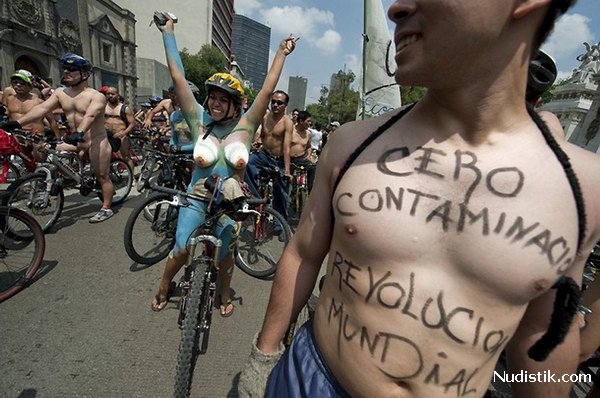 Голый заезд на велосипедах Голый заезд на велосипедах