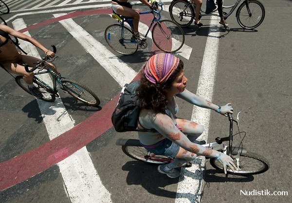 Голый заезд на велосипедах Голый заезд на велосипедах