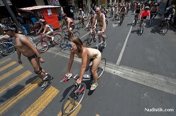 Голый заезд на велосипедах Голый заезд на велосипедах