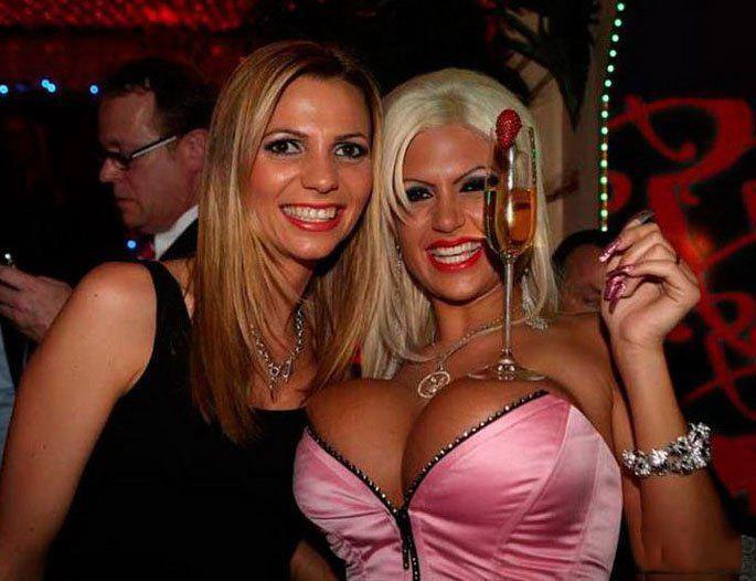 Хорошая работа у стриптизерши - Эроприколы