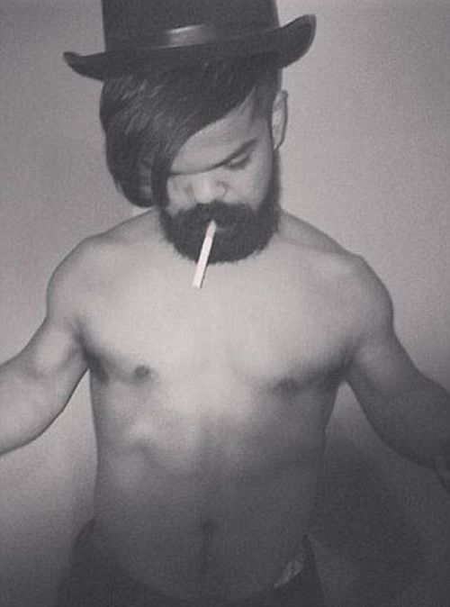 Карлик-хипстер покоряет дамские сердца Карлик-хипстер покоряет дамские сердца