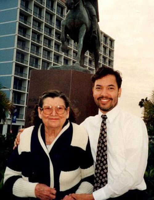 Мудило превратил себя в бородатую женщину-дракона Мудило превратил себя в бородатую женщину-дракона