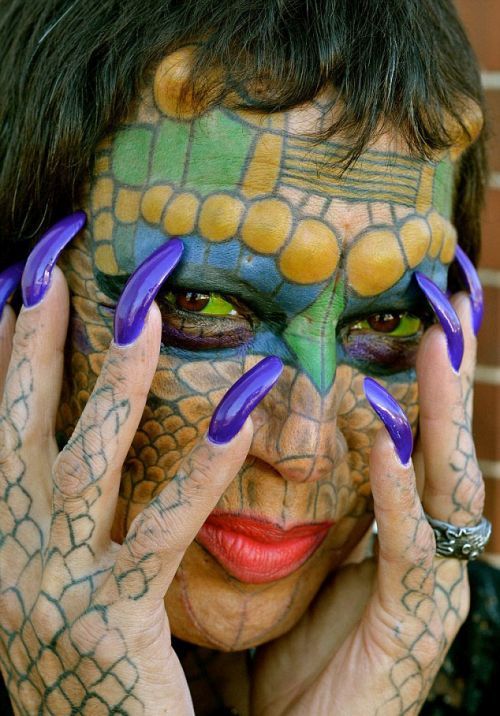 Мудило превратил себя в бородатую женщину-дракона Мудило превратил себя в бородатую женщину-дракона