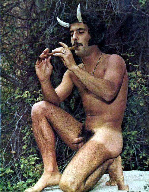 Обнаженный мужчина козел - Эроприколы