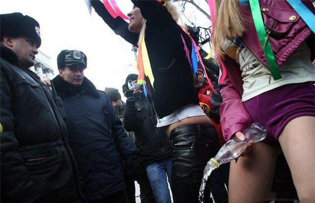 Обнаженный мужчина козел - Эроприколы