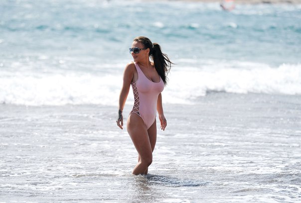 Шантель Коннелли (Chantelle Connelly) в розовом купальнике