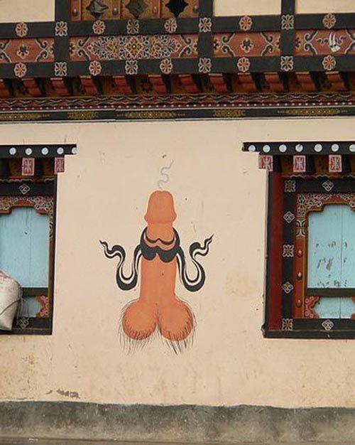 Старая шмара показала пилотку в автобусе