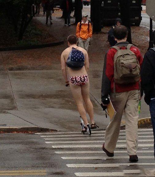 Старая шмара показала пилотку в автобусе