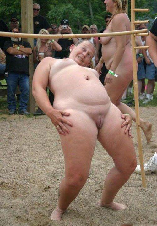 Старая шмара показала пилотку в автобусе