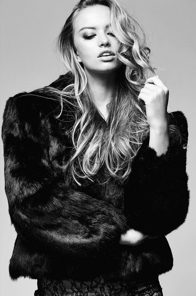 Тейлор Говард (Taylor Howard) - фото Matt Martian 2015