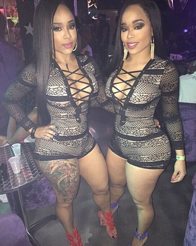 Близняшки сделали себе одинаковые сраки и дойки