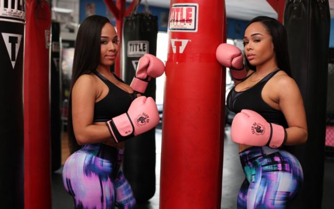 Близняшки сделали себе одинаковые сраки и дойки