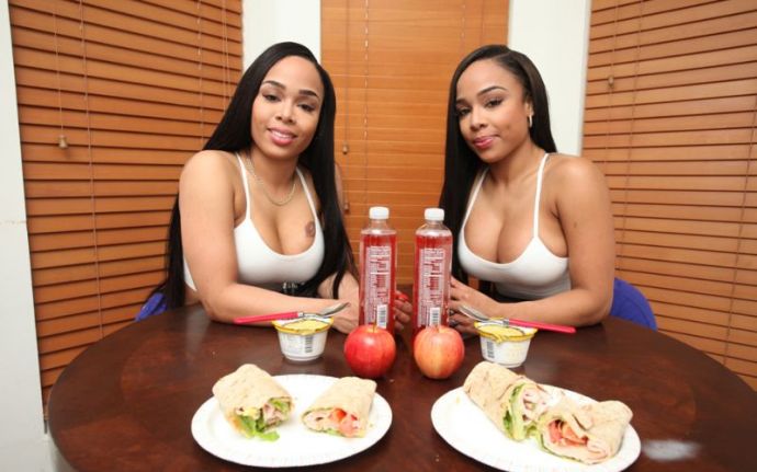 Близняшки сделали себе одинаковые сраки и дойки