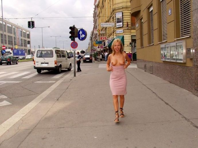 Эксгибиционистки: обнаженные девушки на улицах