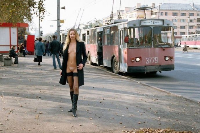 Эксгибиционистки: обнаженные девушки на улицах