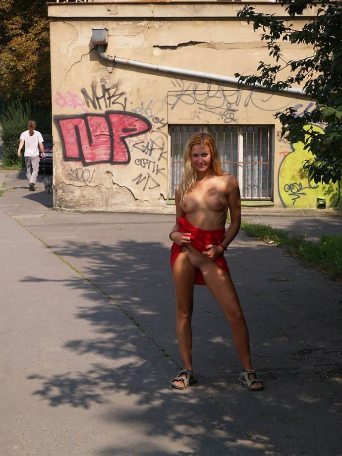 Эксгибиционистки: обнаженные девушки на улицах