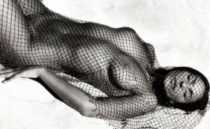 Изюминка обнаженных красавиц на ч-б фото