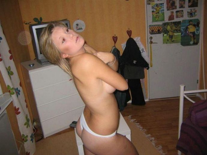 Пока не видит папа покажу сиську на камеру