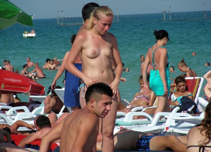 Нудистский отдых всегда возбуждает