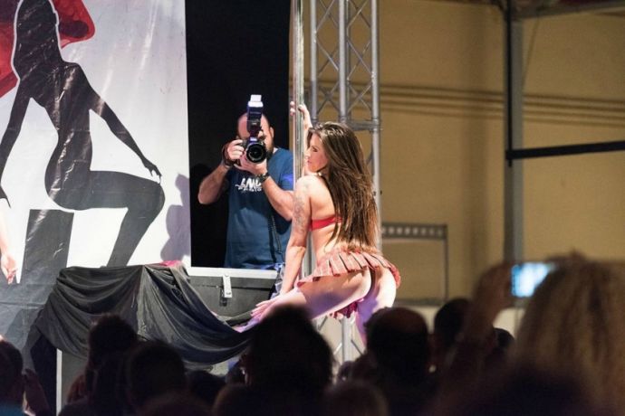 О плюсах работы стриптизёршами